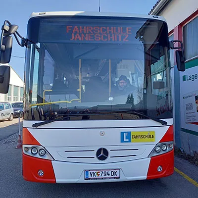 Bus der Fahrschule Janeschitz, Frontansicht