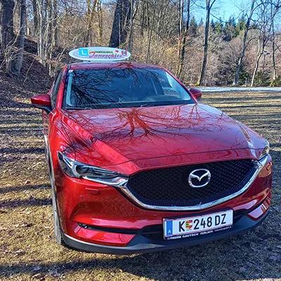 Roter Mazda CX5 mit Fahrschul-Dachschild