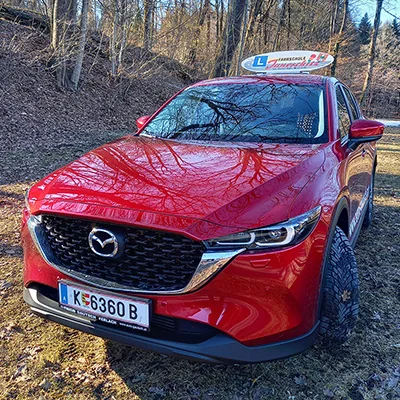 Roter Mazda CX5 mit Dachschild