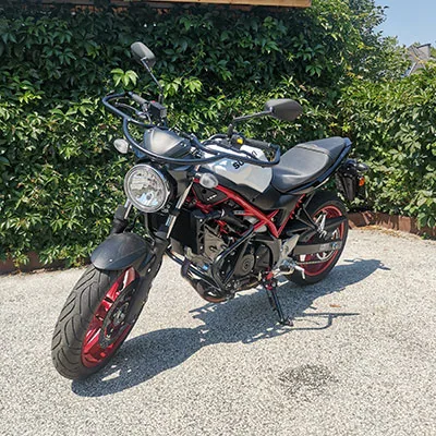Suzuki SV 650 mit rotem Rahmen