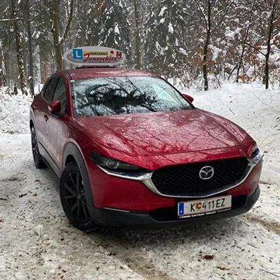 Roter Mazda CX30 im Schnee