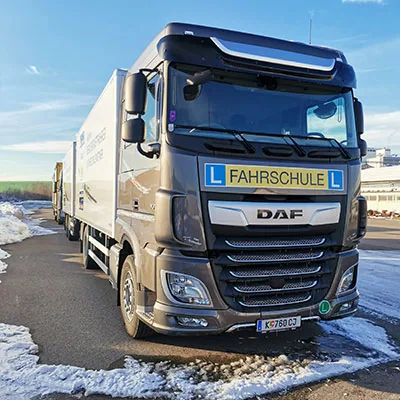 LKW DAF XF mit Anhänger und Fahrschul-Schild